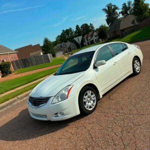 2011 Nissan Altima. 180k Miles. Ac/Heat. Sunroof.
